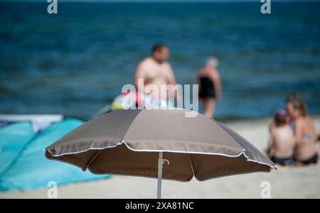 Sommerstart in Zinnowitz auf der Insel Usedom, mit Strandkörben und Urlaubern, Mecklenburg-Vorpommern. Zinnowitz *** Sommerstart in Zinnowitz auf der Insel Usedom, mit Liegestühlen und Urlaubern, Mecklenburg-Vorpommern Zinnowitz Copyright: FrankxHormannx/xnordlicht Stockfoto