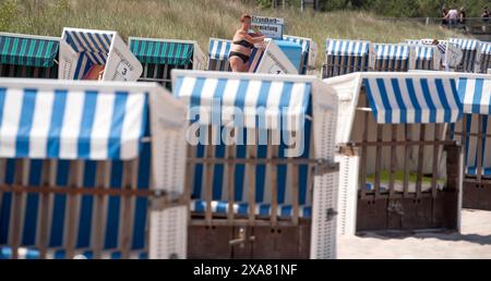 Sommerstart in Zinnowitz auf der Insel Usedom, mit Strandkörben und Urlaubern, Mecklenburg-Vorpommern. Zinnowitz *** Sommerstart in Zinnowitz auf der Insel Usedom, mit Liegestühlen und Urlaubern, Mecklenburg-Vorpommern Zinnowitz Copyright: FrankxHormannx/xnordlicht Stockfoto