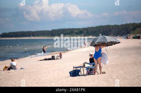 Sommerstart in Zinnowitz auf der Insel Usedom, mit Strandkörben und Urlaubern, Mecklenburg-Vorpommern. Zinnowitz *** Sommerstart in Zinnowitz auf der Insel Usedom, mit Liegestühlen und Urlaubern, Mecklenburg-Vorpommern Zinnowitz Copyright: FrankxHormannx/xnordlicht Stockfoto