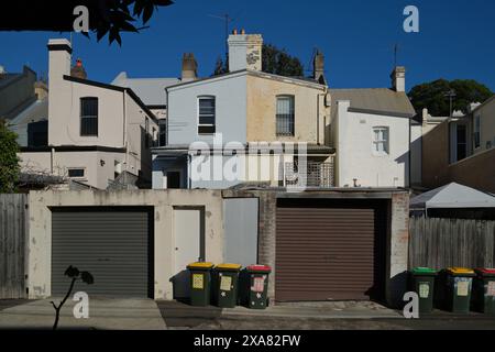 Chippendale, Sydney, Terrassenhäuser hinter der Abercrombie Street, Garagentore, Tore, Zäune, Mülltonnen auf der Straße, Lander Street, New South Wales Stockfoto