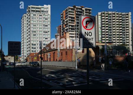 Redfern Station, späte Nachmittagssonne von der Lawson Street aus gesehen mit neuen Wohngebäuden im Hintergrund und der adaptiven Wiederverwendung der TNT-Türme (links). Stockfoto