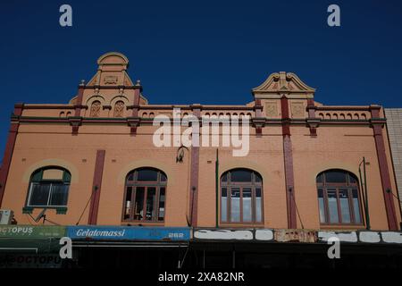 Malerische viktorianische Fassade, Backsteingebäude mit Bogenfenstern und Scroll- und Bogengiebeln, Architektur der King Street, Newtown, Sydney, Australien Stockfoto