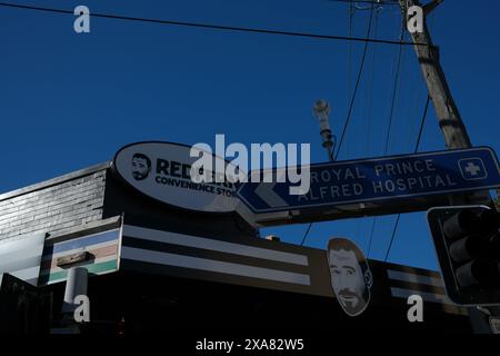 Markisenschilder, Redfern Convenience Store A Mans Face & Straßenschilder an der Kreuzung von Missenden Road & King Street in Newtown, Sydney Stockfoto