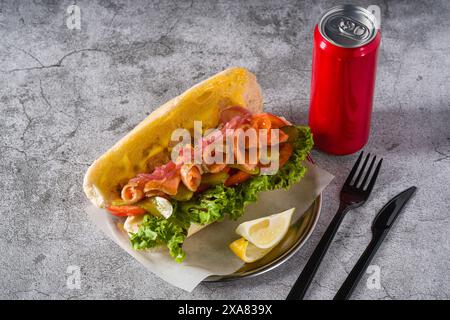 Sandwich mit geräuchertem Lachs auf Metallteller auf Steintisch Stockfoto