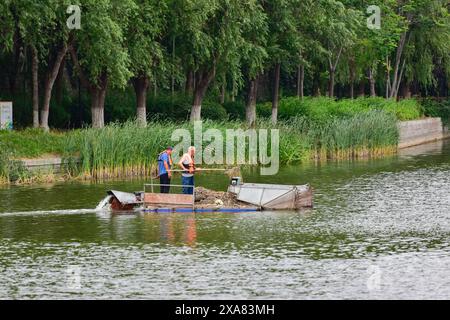 QINGZHOU, CHINA - 5. JUNI 2024 - Freiwillige säubern schwimmende Objekte auf einem Fluss in Qingzhou, ostchinesische Provinz Shandong, 5. Juni 2024. Stockfoto