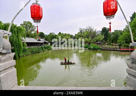 QINGZHOU, CHINA - 5. JUNI 2024 - Freiwillige säubern schwimmende Objekte auf einem Fluss in Qingzhou, ostchinesische Provinz Shandong, 5. Juni 2024. Stockfoto