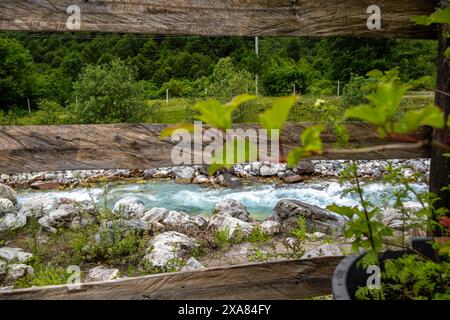 Fluss aus Holzzaun Stockfoto