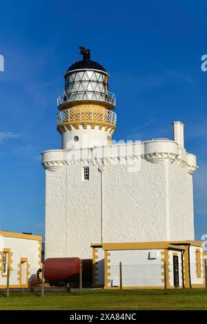 Kinnaird Head Lighthouse, Fraserburgh, Aberdeenshire, Schottland, Großbritannien, Europa, Nahaufnahme eines weißen Leuchtturms mit umliegenden Gebäuden Stockfoto