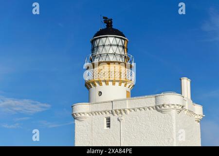 Kinnaird Head Lighthouse, Fraserburgh, Aberdeenshire, Schottland, Großbritannien, Europa, der weiße Leuchtturm erhebt sich majestätisch gegen das helle Stockfoto