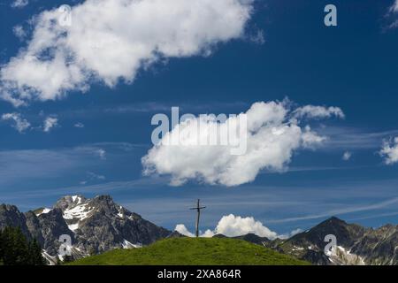 Überqueren Sie die Willersalpe, das Hintersteiner Tal, dahinter der große Daumen, 2280m, Bad Hindelang, Allgäu, Bayern, Deutschland Stockfoto