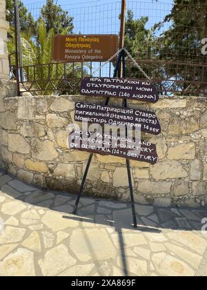 Mehrsprachige Informationstafeln Touristeninformationsschilder für Touristen vor Tor Tor Tor Tor Eingang zum UNESCO-Weltkulturerbe Orthodox Griechisch Orthodox Stockfoto