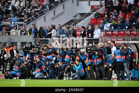 Zahlreiche Pressefotografen, viele Sportfotografen, UEFA-Trikots, internationales Spiel, Max Morlock Stadium, Nürnberg, Bayern, Deutschland Stockfoto