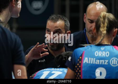 ISTANBUL, TURKIYE - 29. NOVEMBER 2023: Trainer von Vero Volley Mailand Marco Gaspari im Vakifbank CEV Champions League Volley in der Vakifbank Sporthalle Stockfoto