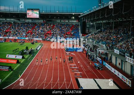 OSTRAVA, TSCHECHIEN, 28. MAI 2024: Profi-Leichtathletik-Rennen, Fans beobachten Elite-Athleten in der Modern Arena. 400-m-Sprint-Rennen. Vor dem Rennen vor Su Stockfoto