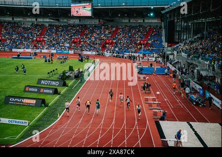 OSTRAVA, TSCHECHIEN, 28. MAI 2024: 400 Meter professionelles Leichtathletikrennen vor riesigen Menschenmengen in moderner Arena Stockfoto
