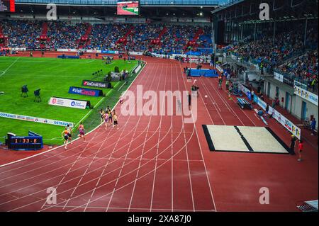 OSTRAVA, TSCHECHIEN, 28. MAI 2024: 800 Meter professionelles Leichtathletikrennen Stockfoto