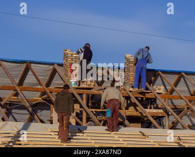 Dorfbewohner bauen gemeinsam ein Dach. Stockfoto