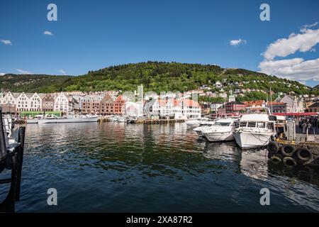 Während die Fähre zum Anlegepunkt in Bergen fährt, heben sich die farbenfrohen historischen Anwesen auf der Bryggen noch deutlicher hervor Stockfoto