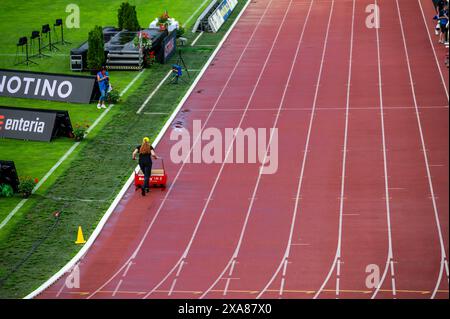 OSTRAVA, TSCHECHIEN, 28. MAI 2024: Mitarbeiter, die die Leichtathletikstrecke beim professionellen Leichtathletikrennen vorbereiten Stockfoto