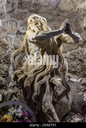 Steinskulptur von St. Onuphrius, Rukomysh. Geschrieben von Pinzel. Stockfoto