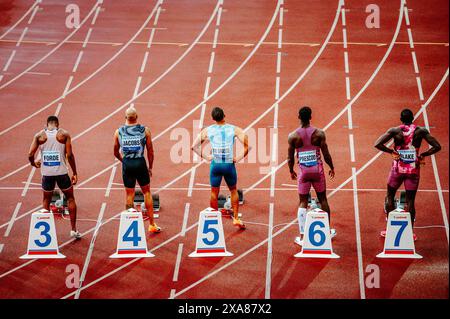 OSTRAVA, TSCHECHIEN, 28. MAI 2024: Elite-Sprinters zum Start des 100-Meter-Rennens. Darunter auch der olympiasieger Lamont Marcell Jacobs und Andre de Grass Stockfoto