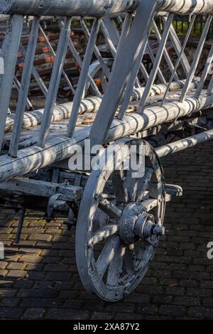 Alter Pferdewagen. Im Dorfhof. Transport. Stockfoto