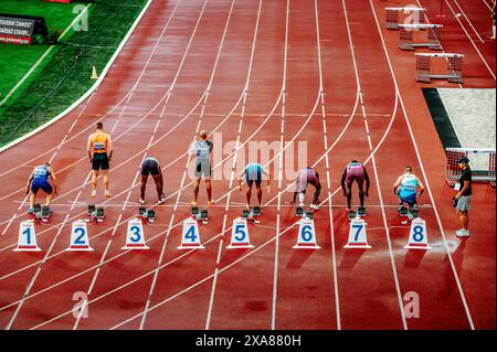 OSTRAVA, TSCHECHIEN, 28. MAI 2024: Elite-Sprinters an der 100-Meter-Startlinie. Sportfoto für Leichtathletik. Rückansicht. Vor dem Rennen vor den olympischen sommerspielen Stockfoto