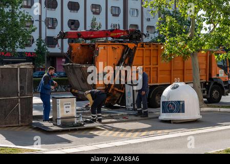 Arbeiter, die Müll reinigen und entsorgen und recyceln, von einer Straße in Novi Sad, Serbien. April 2024. Stockfoto