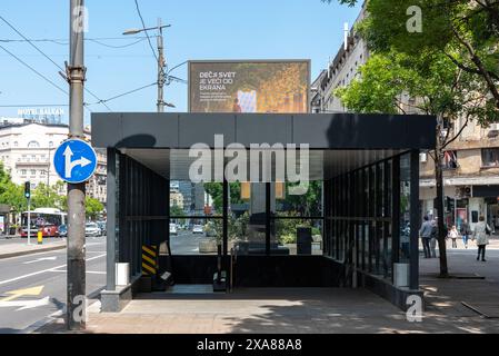 U-Bahn oder Unterführung im Zentrum von Belgrad. Damit die Menschen eine Hauptstraße sicher überqueren können. April 2024. Stockfoto