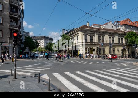 Kreuzung und mehrere Zebrakreuzungen mit Fußgängern im Zentrum von Belgrad. April 2024 Stockfoto