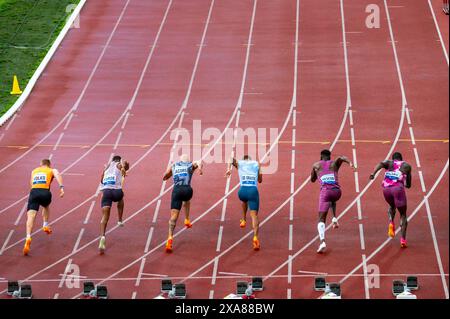 OSTRAVA, TSCHECHIEN, 28. MAI 2024: Elite-Sprintern starteten aus den Blöcken für das 100-Meter-Sprint-Rennen. Profisportler bei Leichtathletik- und Feldrennen. Stockfoto