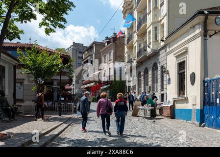 Skardarska Straße im böhmischen Bezirk Belgrad. Kopfsteinpflasterstraße mit Bars und Restaurants. April 2024 Stockfoto