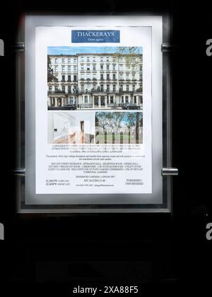 Anzeige für die Miete einer Wohnung mit zwei Schlafzimmern, die £2400 pro Woche kostet (kurz vermietet), in Ennismore Gardens, Kensington, London, England. Stockfoto
