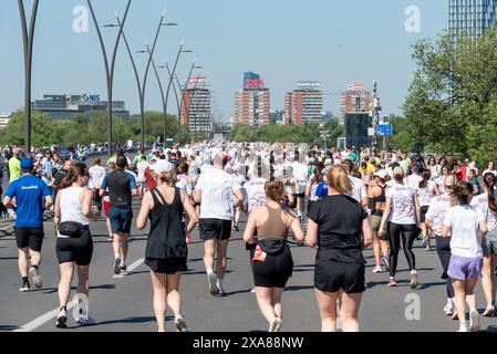 Große Gruppe von Läufern beim Belgrader Marathon 2024, der über Brankos Brücke in Richtung Neubelgrad lief. April 2024 Stockfoto