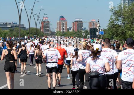 Große Gruppe von Läufern beim Belgrader Marathon 2024, der über Brankos Brücke in Richtung Neubelgrad lief. April 2024 Stockfoto