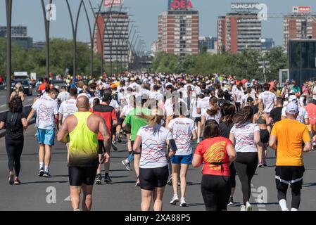 Große Gruppe von Läufern beim Belgrader Marathon 2024, der über Brankos Brücke in Richtung Neubelgrad lief. April 2024 Stockfoto