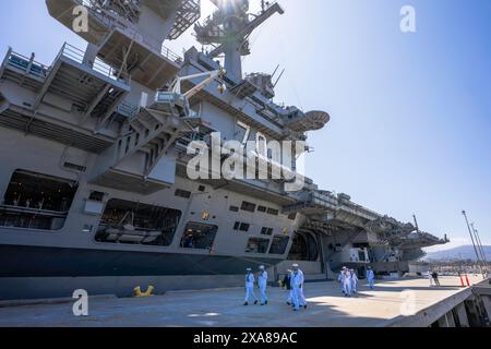 United States Navy Aircraft Carrier - Los Angeles, Kalifornien - Vereinigte Staaten - 27. Mai 2024 - USS Carl Vinson (CVN 70) - Seeleute gehen vorbei Stockfoto