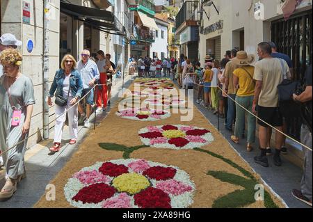 Sitges, Barcelona, Spanien – 03. Juni 2024: Die Gemeinde versammelt sich, um lokale Talente zu bewundern, die die Straßen in einen flüchtigen und farbenfrohen Wandteppich verwandeln Stockfoto