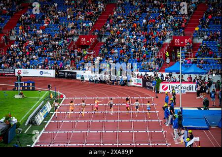 OSTRAVA, TSCHECHIEN, 28. MAI 2024: Leichtathletik-Rennen im Modern Stadium. Fans, die 100 Meter Hürdenrennen sehen Stockfoto