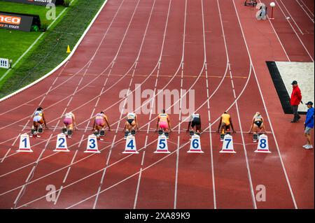OSTRAVA, TSCHECHIEN, 28. MAI 2024: Elite-Sprintern an der 100-Meter-Startlinie. Sportfoto für Leichtathletik. Rückansicht. Stockfoto