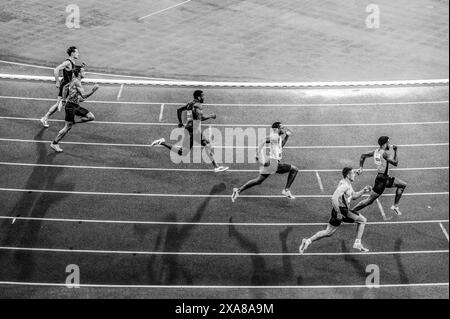 OSTRAVA, TSCHECHIEN, 28. MAI 2024: Foto von Black and White Athletics. Profi-Männer auf der Leichtathletik und im Feld starten mit einem Sprint von 200 Metern in die Action Stockfoto