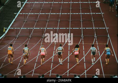 OSTRAVA, TSCHECHIEN, 28. MAI 2024: Explosiver Start: Professionelle Leichtathletikerinnen starten zu Beginn der 100 Meter Hu in Aktion Stockfoto