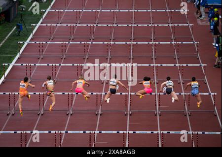 OSTRAVA, TSCHECHIEN, 28. MAI 2024: Dynamischer Start des weiblichen 100 Meter Hürdensprints, der die Intensität der professionellen Leichtathletik-Wettkämpfe erfasst Stockfoto