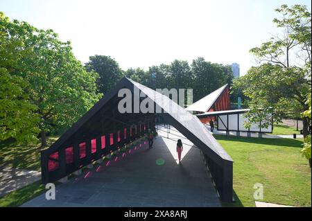 London, Großbritannien. Juni 2024. Der 23. Serpentine Pavilion wird heute in den Kensington Gardens in London, Großbritannien, enthüllt, entworfen vom koreanischen Architekten Minsuk Cho aus Seoul und seiner Firma Mass Studies. Als Archipelagic bezeichnet, wird es vom 7. Juni bis 27. Oktober 2024 der Öffentlichkeit zugänglich sein. Es besteht aus fünf Teilen: Der Galerie – einladender Haupteingang, der die kuratorischen Aktivitäten von Serpentine South nach außen erweitern soll.zzz die Bibliothek ungelesener Bücher mit ungelesenen Büchern, die von Besuchern gespendet wurden der Spielturm – ein Raum für Outdoor-Spiele, in dem Besucher klettern und interagieren können. Quelle: Mary-Lu Bakker/Alamy Live News Stockfoto