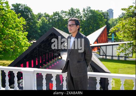 London, Großbritannien. Juni 2024. Der 23. Serpentine Pavilion wird heute in den Kensington Gardens in London, Großbritannien, enthüllt, entworfen vom koreanischen Architekten Minsuk Cho aus Seoul und seiner Firma Mass Studies. Als Archipelagic bezeichnet, wird es vom 7. Juni bis 27. Oktober 2024 der Öffentlichkeit zugänglich sein. Es besteht aus fünf Teilen: Der Galerie – einladender Haupteingang, der die kuratorischen Aktivitäten von Serpentine South nach außen erweitern soll.zzz die Bibliothek ungelesener Bücher mit ungelesenen Büchern, die von Besuchern gespendet wurden der Spielturm – ein Raum für Outdoor-Spiele, in dem Besucher klettern und interagieren können. Quelle: Mary-Lu Bakker/Alamy Live News Stockfoto