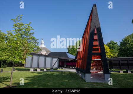 Serpentine South, Kensington Gardens, London, Großbritannien. Juni 2024. Der 23. Serpentine Pavilion 2024, ein archipelagisches Void, das vom koreanischen Architekten Minsuk Cho in Seoul und seiner Firma Mass Studies entworfen wurde, ist vom 7. Juni bis 27. Oktober für die Öffentlichkeit zugänglich. Der Pavillon enthält die Galerie, die Bibliothek ungelesener Bücher, das Teehaus, den Spielturm und das Auditorium. Quelle: Malcolm Park/Alamy Live News Stockfoto