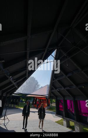 Serpentine South, Kensington Gardens, London, Großbritannien. Juni 2024. Der 23. Serpentine Pavilion 2024, ein archipelagisches Void, das vom koreanischen Architekten Minsuk Cho in Seoul und seiner Firma Mass Studies entworfen wurde, ist vom 7. Juni bis 27. Oktober für die Öffentlichkeit zugänglich. Der Pavillon enthält die Galerie, die Bibliothek ungelesener Bücher, das Teehaus, den Spielturm und das Auditorium. Quelle: Malcolm Park/Alamy Live News Stockfoto