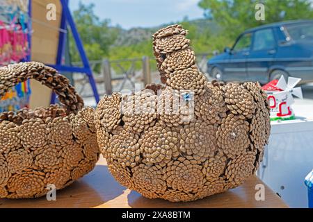 Korb aus Tannenzapfen. Stockfoto