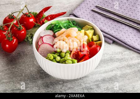 Hawaian Cuisine – Poke mit Cocktailgarnelen und Avocado Stockfoto