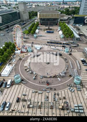 Leipzig, Deutschland. Juni 2024. Am Leipziger Augustusplatz sind die Arbeiter damit beschäftigt, die „Fanzone“ für die Fußball-Europameisterschaft einzurichten. Bis zu 15.000 Personen können das Geschehen auf zwei riesigen Leinwänden vor der Oper und dem Gewandhaus verfolgen. Das Fanfestival ist an allen 31 Tagen des Turniers geöffnet. Der Eintritt ist kostenlos. Neben Berlin ist Leipzig der einzige Veranstaltungsort in Ostdeutschland. (Luftaufnahme mit Drohne) Credit: Jan Woitas/dpa/Alamy Live News Stockfoto